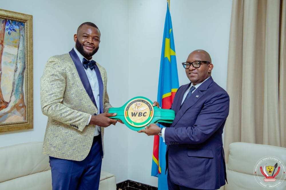 RDC-Sports: Le Boxeur poid lourd Martin Bakole a présenté sa ceinture de champion au Premier Ministre