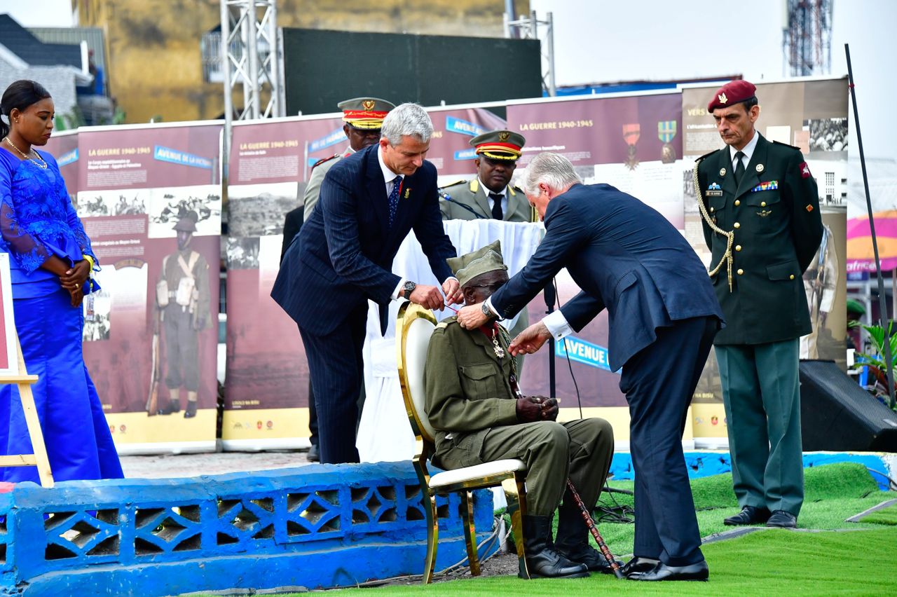 RDC-Diplomatie:Le Roi Philippe a décoré le caporal Albert Kunyuku en présence du président de la république Félix Tshisekedi