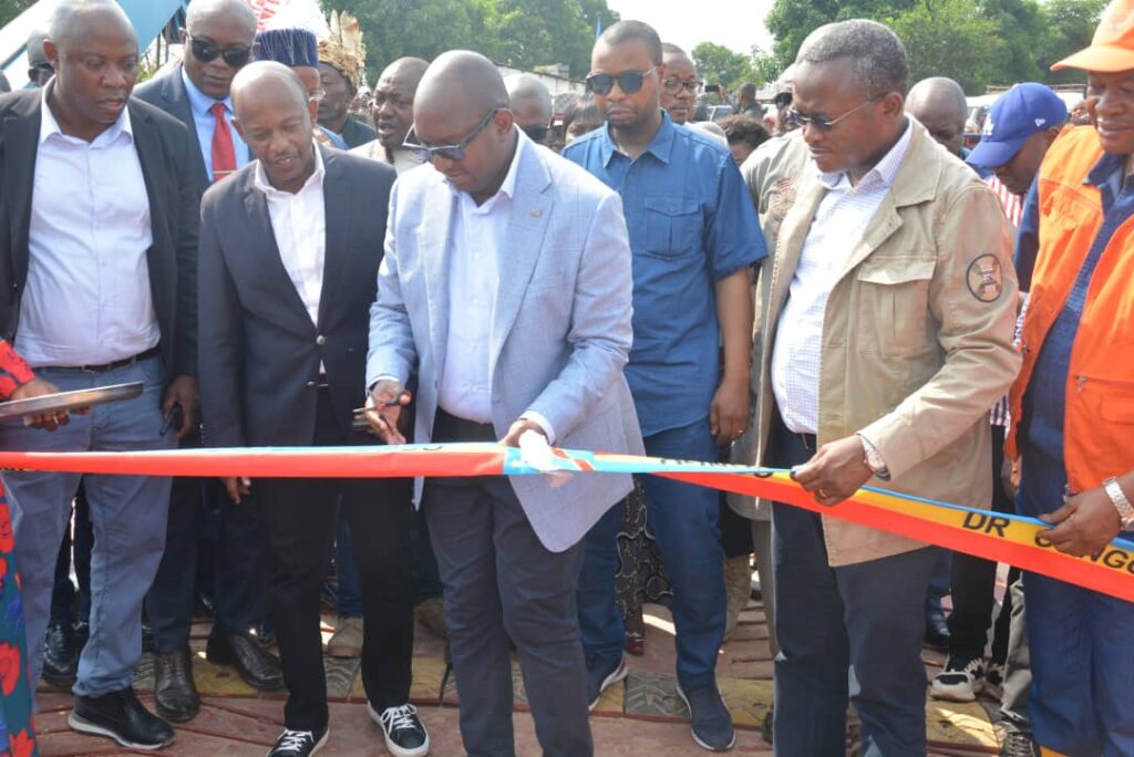 RDC-Société: Le Premier Ministre  a inauguré le bac monté par l’Office des Routes sur le site sanga nyembue