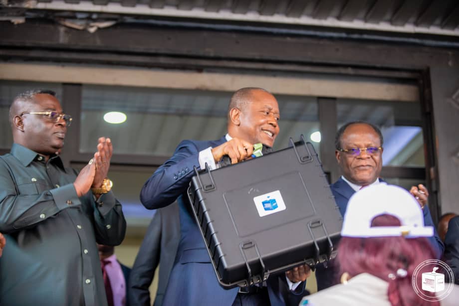 RDC-CENI:Élections 2023,Denis Kadima a réceptionné les kits d’enrôlement  à Kinshasa