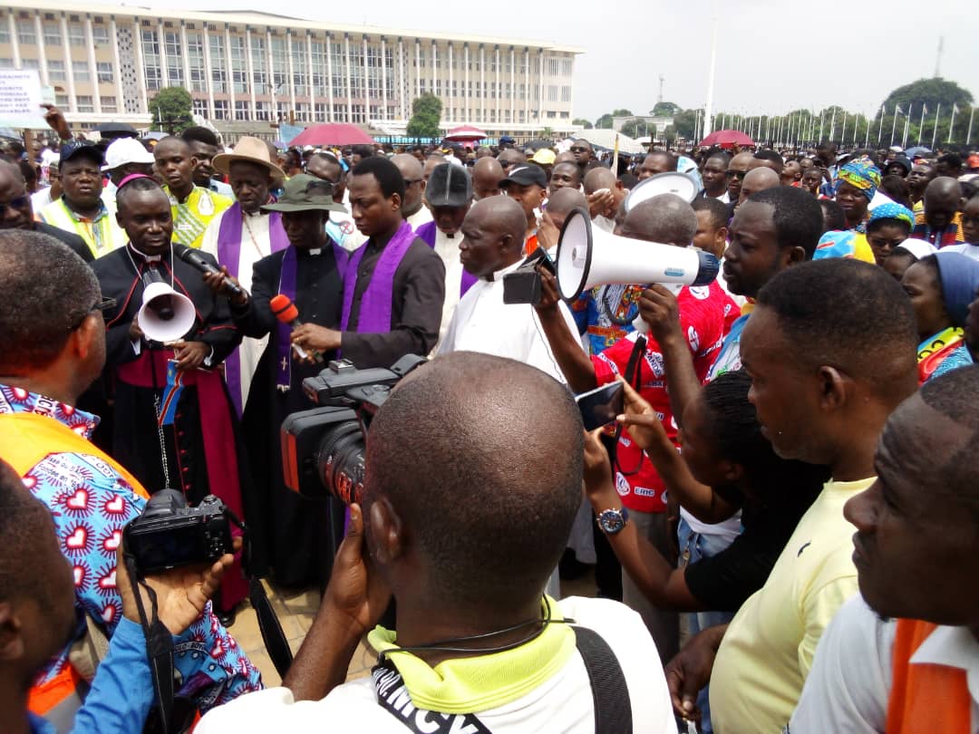 RDC – Société : Les fidèles catholiques ont inondé  les rues de Kinshasa pour dénoncer l’agréssion rwandaise et l’hypocrisie de la communauté internationale ce dimanche 04 décembre