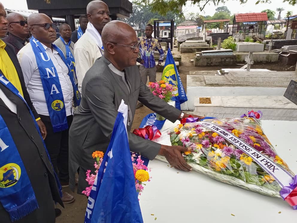 RDC-Politique:Elysé BOkumwana  s’est receulli devant la tombe  de Jean-Didier bolikango