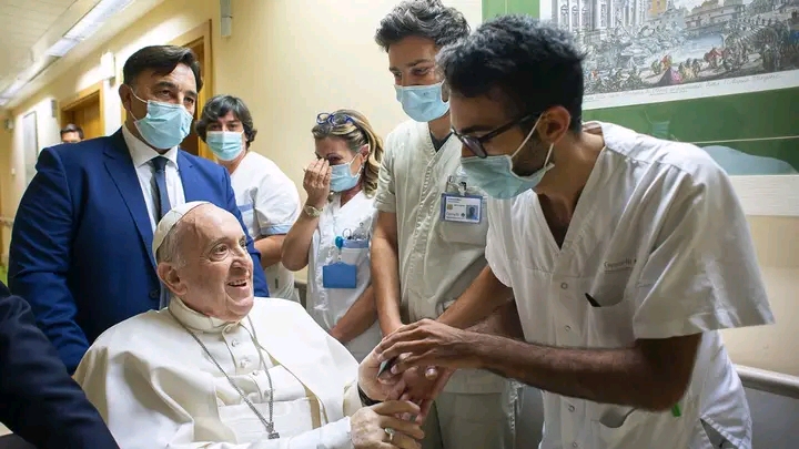 Monde – Religion : Le Pape François hospitalisé pour une infection respiratoire