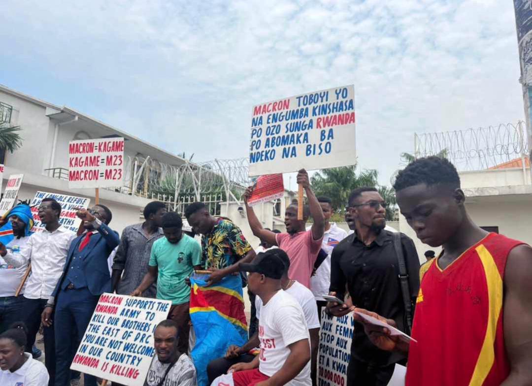 RDC – Diplomatie : Quelques jeunes congolais boycottent La visite de Macron à Kinshasa