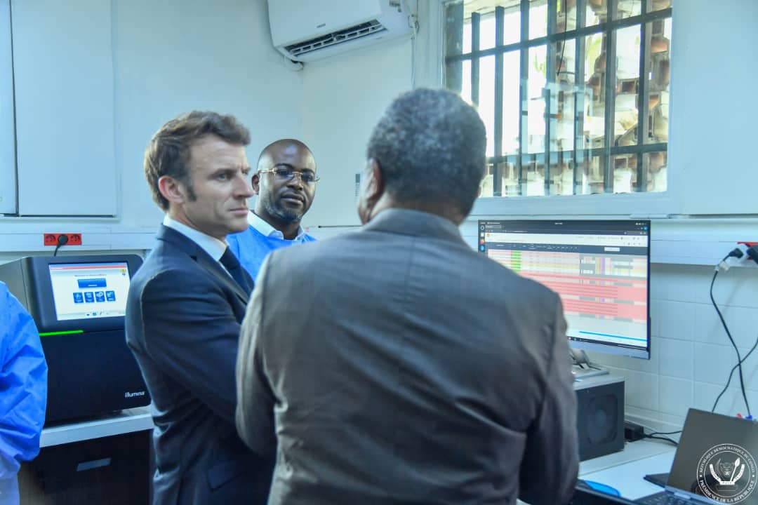 RDC – Diplomatie : Emmanuel Macron visite l’Institut National de Recherche Biomédicale ( INRB)
