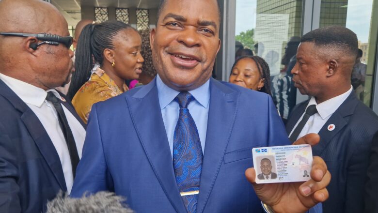 RDC:Dieudonne Kamuleta a obtenu sa carte d’identité nationale en présence de Peter Kazadi