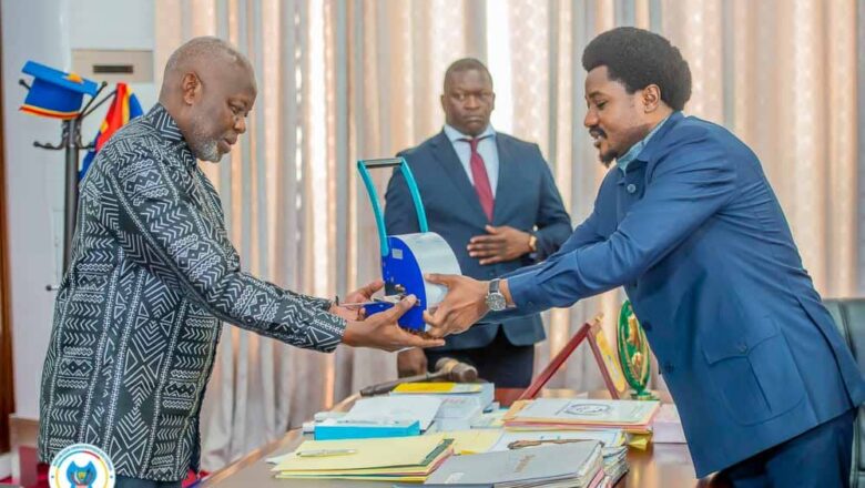 RDC:Constant Mutamba a remis officiellement le nouveau sceau au Pr Vital Kamerhe