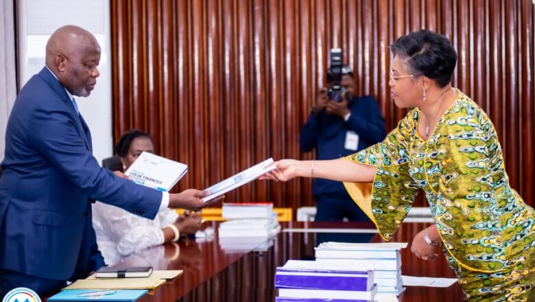 RDC:Judith Suminwa a déposé au bureau de l’Assemblée nationale 3 projets de loi des finances exercice 2025 avec un budget 18 milliards $