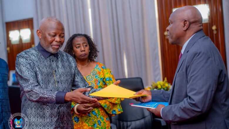 RDC : Vital Kamerhe réceptionne officiellement la pétition initiée contre  son  Bureau