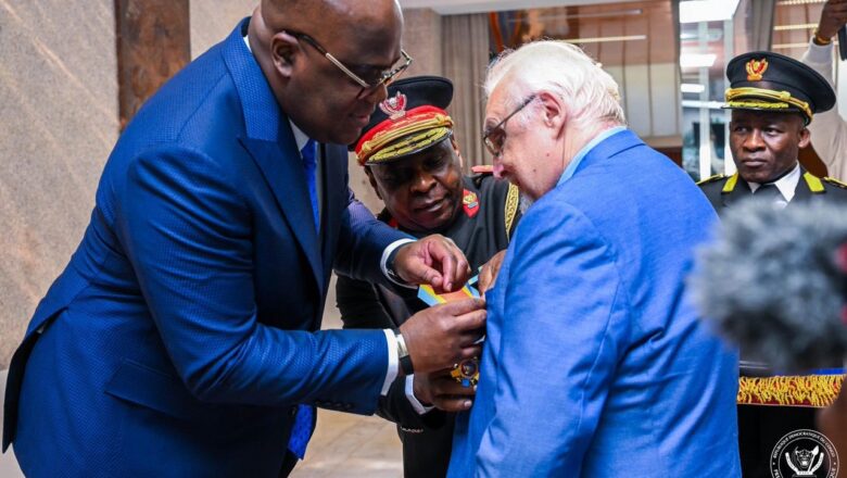 Belgique:Félix Tshisekedi décore l’inspecteur de police Belge à la retraite Patrick Boenders pour son engagement exceptionnel envers la communauté congolaise de Belgique