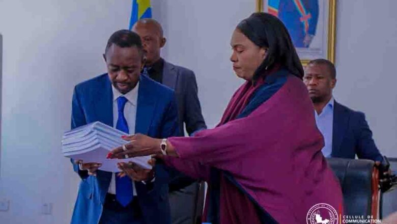 RDC:Fifi Masuka Saini dépose l’édit budgétaire rectificatif 2025 à l’Assemblée provinciale