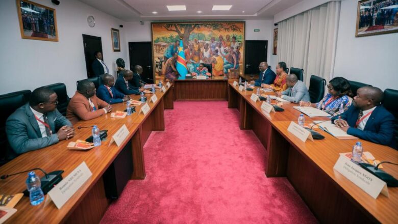 RDC:Près de 120 agents de la SONAS perçoivent leurs indemnités de fin de carrière, le gouvernement Suminwa réaffirme son soutien à l&rsquo;entreprise