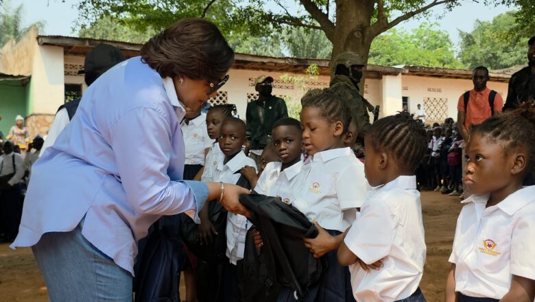 RDC:Denise Nyakeruet remet des fournitures scolaires aux élèves de l’école Tuya Kumpala et pose la première pierre de la construction du marché SIMS 